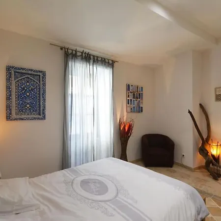 Holiday home Charmante Petite Maison Donnant Sur Les Arenes *