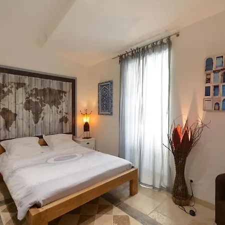 Charmante Petite Maison Donnant Sur Les Arenes *